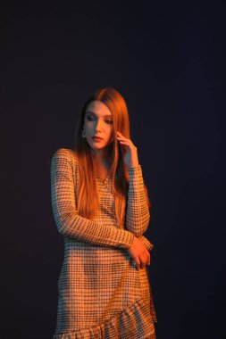 Güzel, çekici, kız, renk filtreleri ile fotoğraf stüdyosu modelinde. Portre, güzellik, stil.