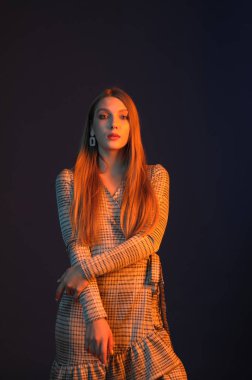 Güzel, çekici, kız, renk filtreleri ile fotoğraf stüdyosu modelinde. Portre, güzellik, stil.