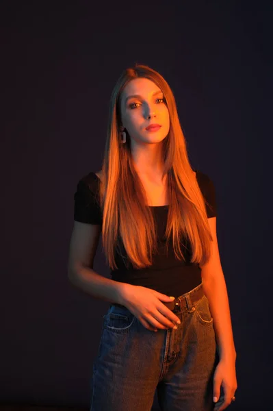 Prachtige, glamoureuze, girl, model in een fotostudio met kleurenfilters. Portret, schoonheid, stijl. — Stockfoto