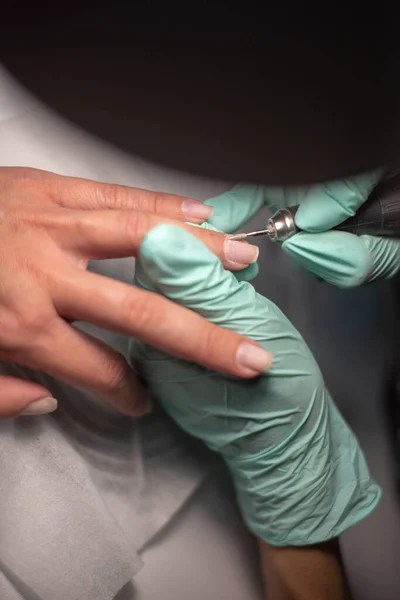 爪を持つマニキュアの手は、青い衛生的な手袋のマニキュアの手の上にあります. — ストック写真