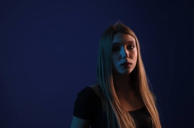 Güzel, çekici, kız, renk filtreleri ile fotoğraf stüdyosu modelinde. Portre, güzellik, stil.