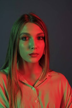 Güzel, çekici, kız, renk filtreleri ile fotoğraf stüdyosu modelinde. Portre, güzellik, stil.