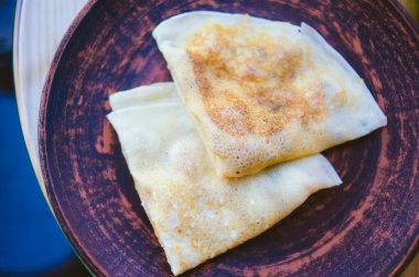 Maslenitsa 'ya yapılan pankekler tahta tahtaların arkasında kutlanır.