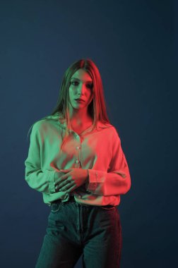 Güzel, çekici, kız, renk filtreleri ile fotoğraf stüdyosu modelinde. Portre, güzellik, stil.