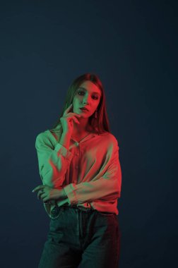 Güzel, çekici, kız, renk filtreleri ile fotoğraf stüdyosu modelinde. Portre, güzellik, stil.