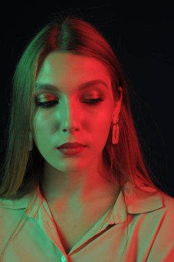 Güzel, çekici, kız, renk filtreleri ile fotoğraf stüdyosu modelinde. Portre, güzellik, stil.