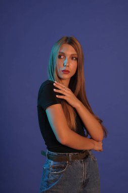 Güzel, çekici, kız, renk filtreleri ile fotoğraf stüdyosu modelinde. Portre, güzellik, stil.
