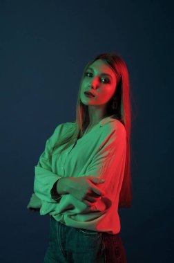 Güzel, çekici, kız, renk filtreleri ile fotoğraf stüdyosu modelinde. Portre, güzellik, stil.