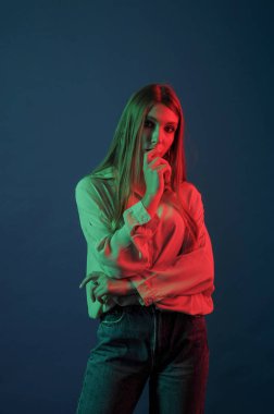 Güzel, çekici, kız, renk filtreleri ile fotoğraf stüdyosu modelinde. Portre, güzellik, stil.