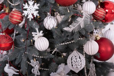 Yılbaşı arifesi. Noel ağacı. Noel zamanı. Noel ağacı. Noel ağacının altında hediyeler ve oyuncaklar.