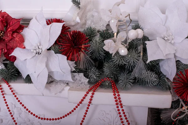 Interior de Año Nuevo. Árbol de Navidad. Navidad. Árbol de Navidad. regalos y juguetes bajo el árbol de Navidad . — Foto de Stock