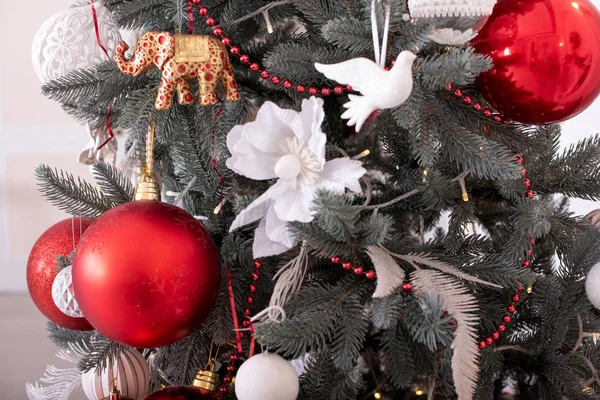 Újévi bútor. Karácsonyfa. Karácsonykor. Karácsonyfa. ajándékok és játékok a karácsonyfa alatt. — Stock Fotó