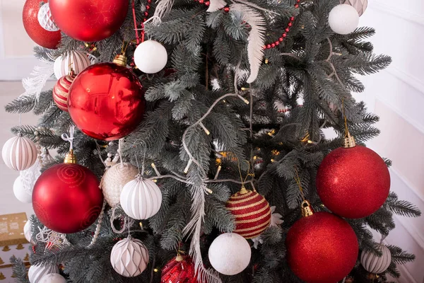 Το εσωτερικό της Πρωτοχρονιάς. Χριστουγεννιάτικο δέντρο. Χριστούγεννα. Χριστουγεννιάτικο δέντρο. δώρα και παιχνίδια κάτω από το χριστουγεννιάτικο δέντρο. — Φωτογραφία Αρχείου