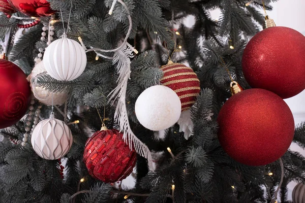 Innenraum des neuen Jahres. Weihnachtsbaum. Weihnachten. Weihnachtsbaum. Geschenke und Spielzeug unterm Weihnachtsbaum. — Stockfoto