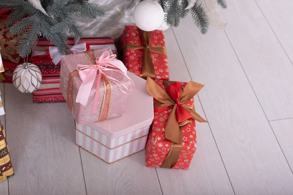 Intérieur du Nouvel An. Arbre de Noël. Noël. Arbre de Noël. cadeaux et jouets sous le sapin de Noël . — Photo