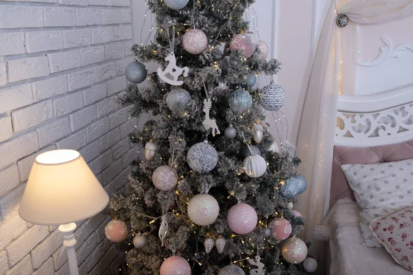 Újévi bútor. Karácsonyfa. Karácsonykor. Karácsonyfa. ajándékok és játékok a karácsonyfa alatt. — Stock Fotó