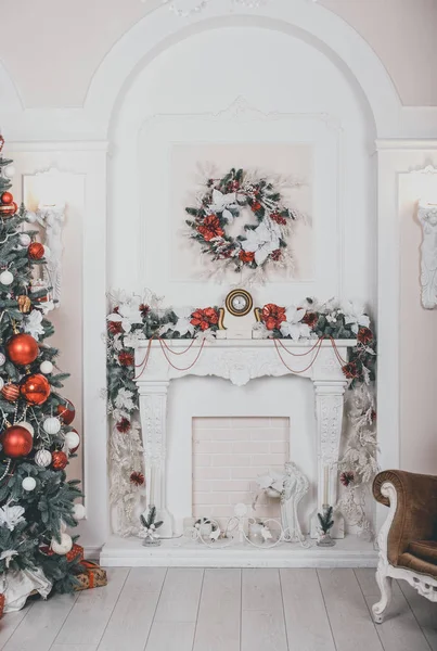 Interior de Año Nuevo. Árbol de Navidad. Navidad. Árbol de Navidad. regalos y juguetes bajo el árbol de Navidad. Foto con teñido —  Fotos de Stock