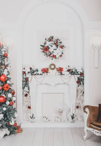 Interior de Año Nuevo. Árbol de Navidad. Navidad. Árbol de Navidad. regalos y juguetes bajo el árbol de Navidad. Foto con teñido — Foto de Stock