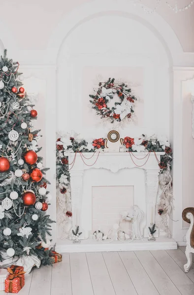 Yılbaşı arifesi. Noel ağacı. Noel zamanı. Noel ağacı. Noel ağacının altında hediyeler ve oyuncaklar. Renkli fotoğraf. — Stok fotoğraf
