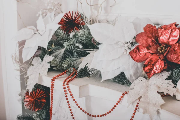 Interior de Año Nuevo. Árbol de Navidad. Navidad. Árbol de Navidad. regalos y juguetes bajo el árbol de Navidad. Foto con teñido —  Fotos de Stock