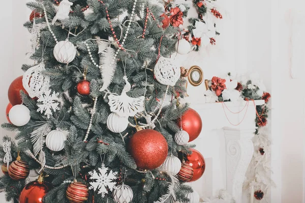 Interior de Año Nuevo. Árbol de Navidad. Navidad. Árbol de Navidad. regalos y juguetes bajo el árbol de Navidad. Foto con teñido —  Fotos de Stock