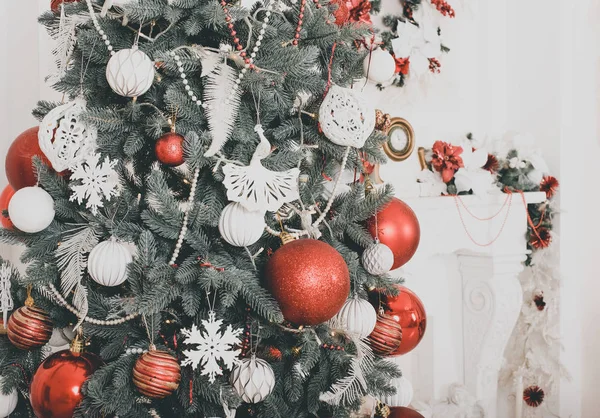 Nieuwjaarsinterieur. Kerstboom. Kerstmis. Kerstboom. geschenken en speelgoed onder de kerstboom. Foto met getint — Stockfoto