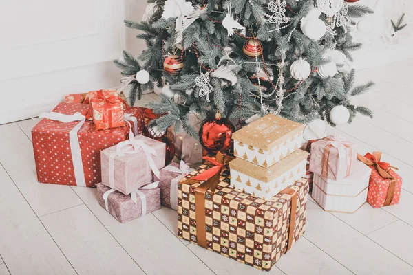 Interior de Año Nuevo. Árbol de Navidad. Navidad. Árbol de Navidad. regalos y juguetes bajo el árbol de Navidad. Foto con teñido —  Fotos de Stock