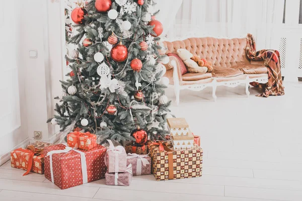 Nieuwjaarsinterieur. Kerstboom. Kerstmis. Kerstboom. geschenken en speelgoed onder de kerstboom. Foto met getint — Stockfoto