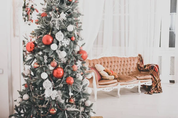 Újévi bútor. Karácsonyfa. Karácsonykor. Karácsonyfa. ajándékok és játékok a karácsonyfa alatt. Fénykép színezett — Stock Fotó