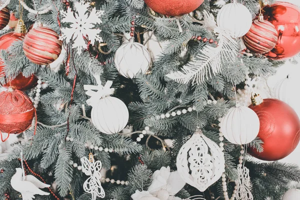 Nieuwjaarsinterieur. Kerstboom. Kerstmis. Kerstboom. geschenken en speelgoed onder de kerstboom. Foto met getint — Stockfoto