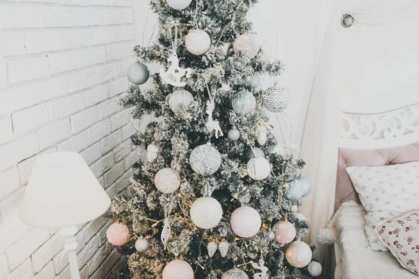 Interior de Ano Novo. Árvore de Natal. No Natal. Árvore de Natal. presentes e brinquedos sob a árvore de Natal. Foto com matiz — Fotografia de Stock