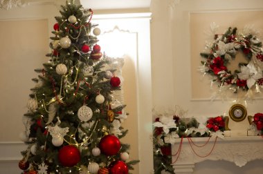 Yılbaşı arifesi. Noel ağacı. Noel zamanı. Noel ağacı. Noel ağacının altında hediyeler ve oyuncaklar.