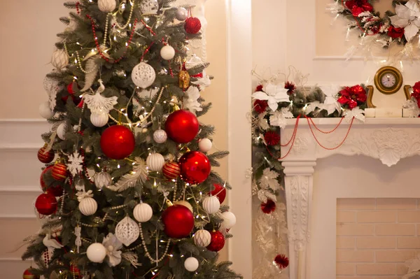 Nieuwjaarsinterieur. Kerstboom. Kerstmis. Kerstboom. cadeaus en speelgoed onder de kerstboom. — Stockfoto