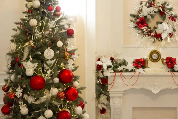 Nieuwjaarsinterieur. Kerstboom. Kerstmis. Kerstboom. cadeaus en speelgoed onder de kerstboom. — Stockfoto