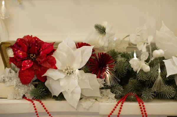 L'interno di anno nuovo. Albero di Natale. Natale. Albero di Natale. regali e giocattoli sotto l'albero di Natale . — Foto Stock