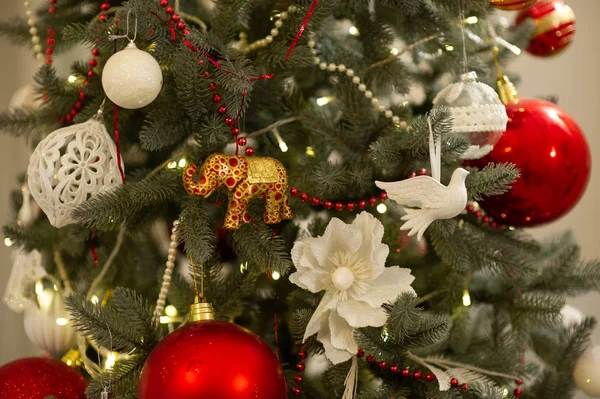 Nieuwjaarsinterieur. Kerstboom. Kerstmis. Kerstboom. cadeaus en speelgoed onder de kerstboom. — Stockfoto