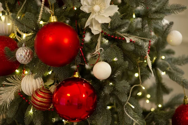 Innenraum des neuen Jahres. Weihnachtsbaum. Weihnachten. Weihnachtsbaum. Geschenke und Spielzeug unterm Weihnachtsbaum. — Stockfoto