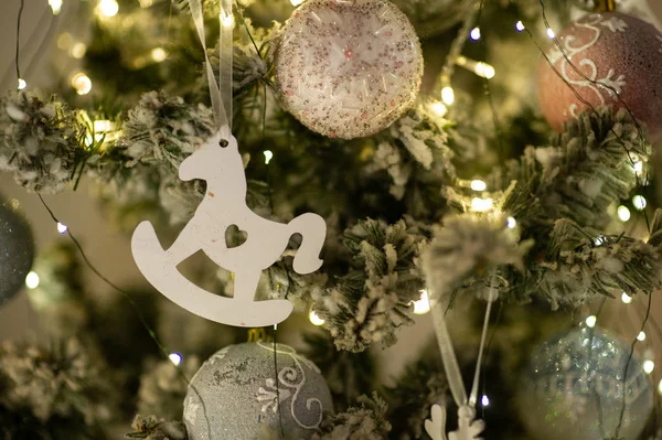 Interior de Año Nuevo. Árbol de Navidad. Navidad. Árbol de Navidad. regalos y juguetes bajo el árbol de Navidad . — Foto de Stock