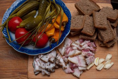 Pastırma, ekmek ve salatalık ahşap arka plan üzerinde. Rus ve Ukrayna geleneksel meze