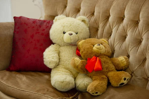 放松时间，两个泰迪熊朋友坐在床上，老式暖光过滤器，快乐可爱的泰迪熊夫妇 — 图库照片