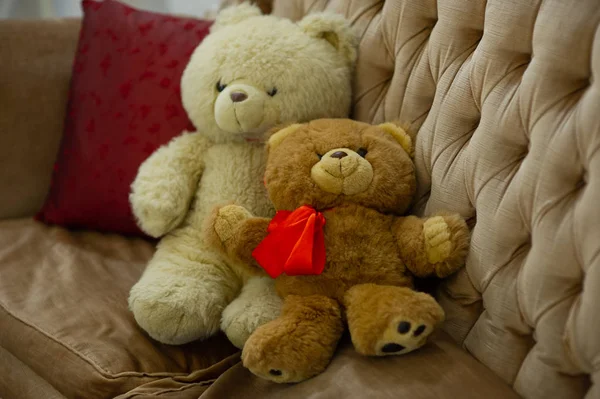 放松时间，两个泰迪熊朋友坐在床上，老式暖光过滤器，快乐可爱的泰迪熊夫妇 — 图库照片