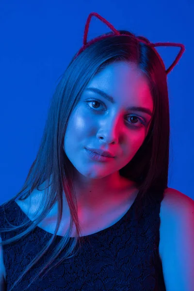 High Fashion model woman in colorful bright lights posing in studio, πορτραίτο όμορφου σέξι κοριτσιού με μακιγιάζ. — Φωτογραφία Αρχείου