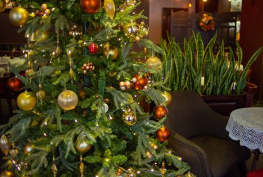 Yılbaşı arifesi. Noel ağacı. Noel. Noel ağacının altındaki oyuncaklar. Süslemeler. Lüks..