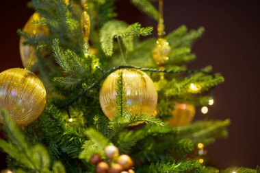 Yılbaşı arifesi. Noel ağacı. Noel. Noel ağacının altındaki oyuncaklar. Süslemeler. Lüks..