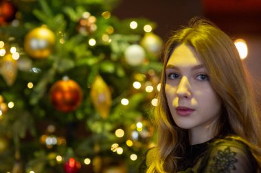 Kafkasyalı genç bir kız, baştan çıkarıcı ruj ve kafede dalgalı saçlar..