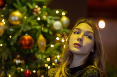 Kafkasyalı genç bir kız, baştan çıkarıcı ruj ve kafede dalgalı saçlar..