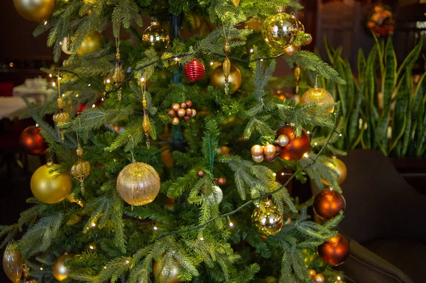 Interior de Ano Novo. Árvore de Natal. Natal. Brinquedos debaixo da árvore de Natal. decorações. Luxo . — Fotografia de Stock