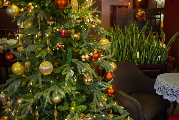 Novoroční interiér. Vánoční stromek. Vánoce. Hračky pod stromečkem. dekorace. Luxus. — Stock fotografie