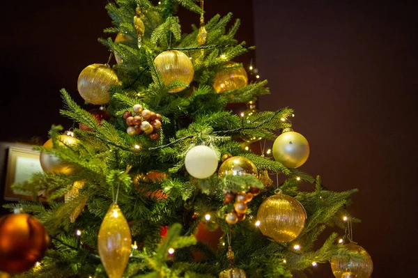 Interior de Ano Novo. Árvore de Natal. Natal. Brinquedos debaixo da árvore de Natal. decorações. Luxo . — Fotografia de Stock