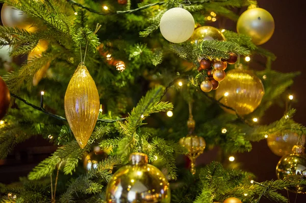 Interior de Año Nuevo. Árbol de Navidad. Christmas.toys bajo el árbol de Navidad. decoraciones. Lujo . —  Fotos de Stock